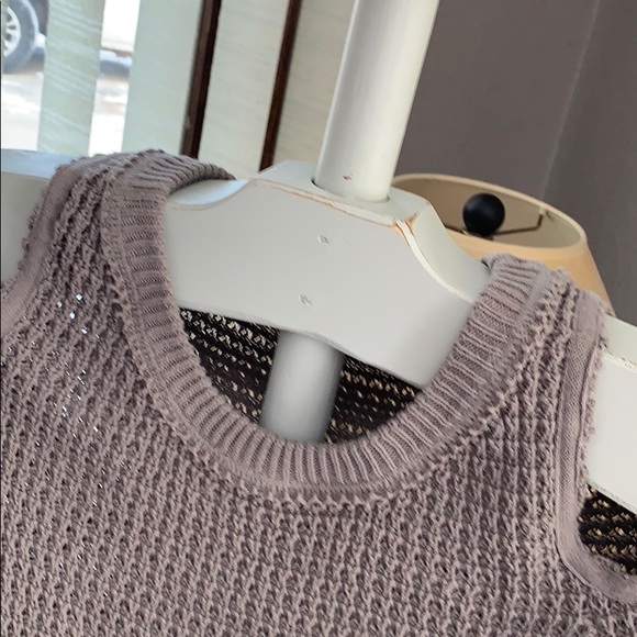 Elan taupe sweater with shoulder cut outs - Picture 5 of 9